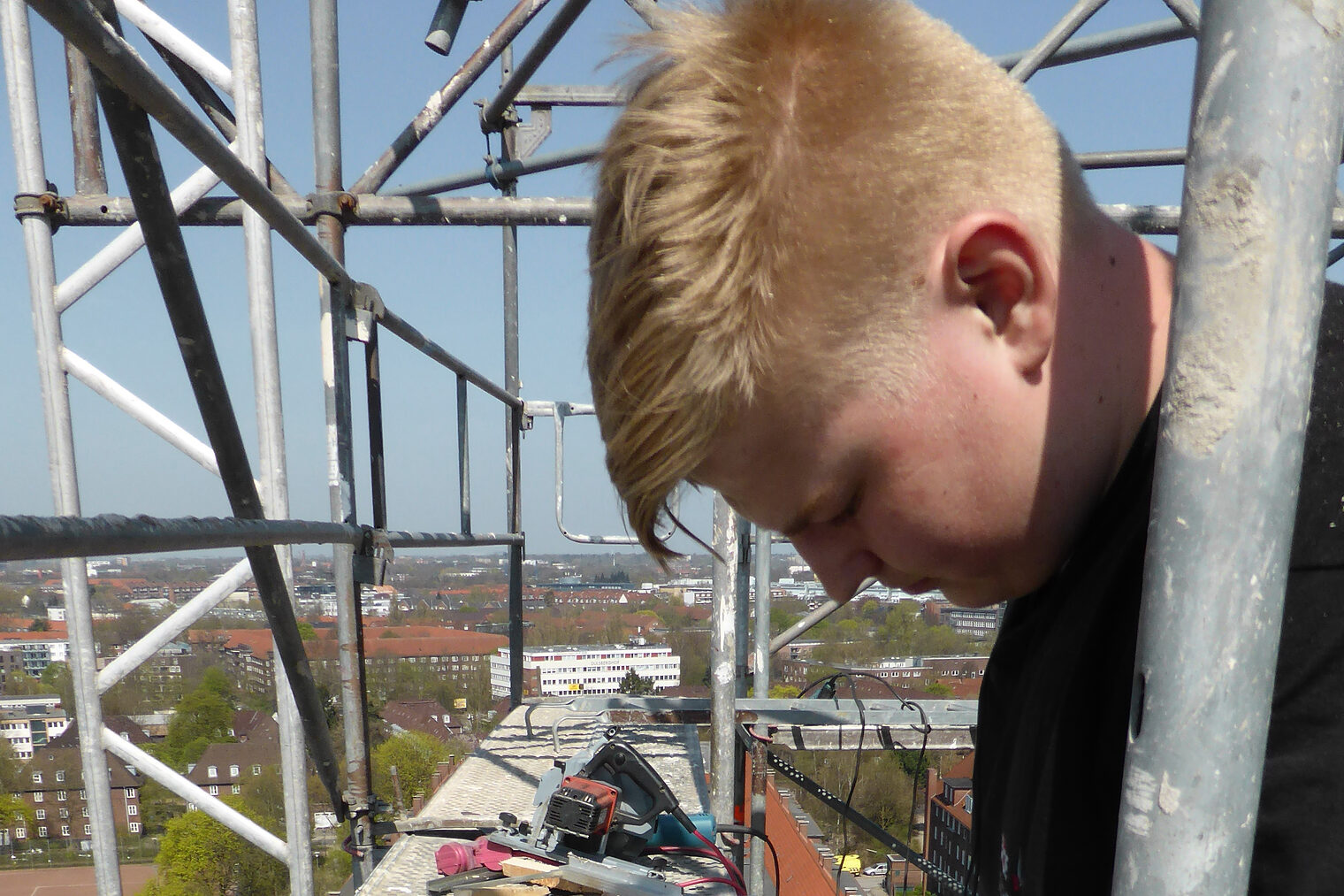 Jesper Kvam über den Dächern von Hamburg 