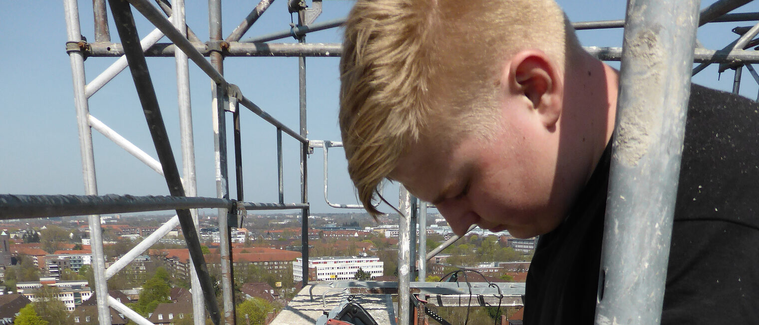 Jesper Kvam über den Dächern von Hamburg 