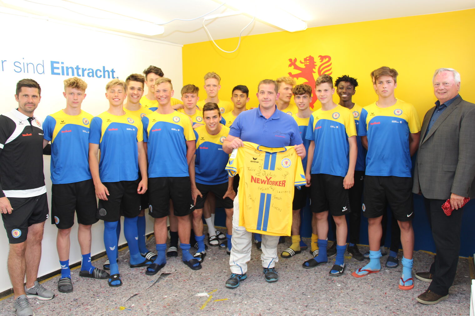 U16-Mannschaft von Eintracht Braunschweig mit Malermeister Lars Beyerstedt und Kammer-Geschäftsbereichsleiter Günter Neumann.