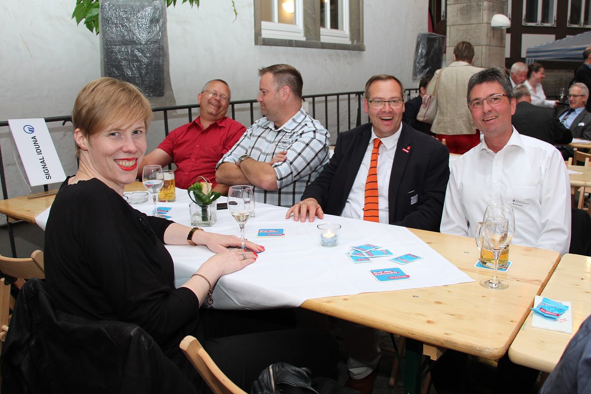 Garnet Alps (IG Metall), Manfred Lippick (Vorstandsmitglied), Obermeister Stefan Pingel, Vizepräsident Lutz Scholz und Michael Kleber (DGB) (v.l.) Garnet Alps (IG Metall), Manfred Lippick (Vorstandsmitglied), Obermeister Stefan Pingel, Vizepräsident Lutz Scholz und Michael Kleber (DGB) (v.l.)