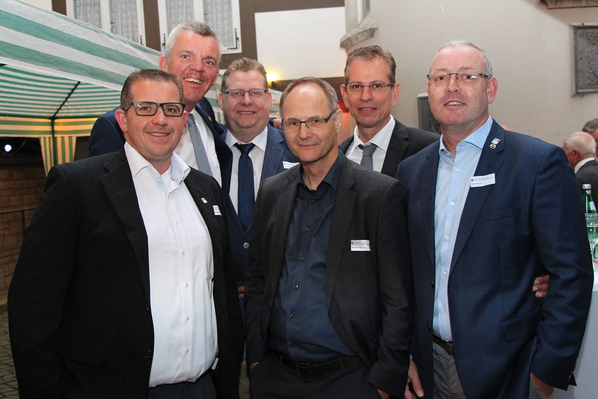 Lars Beyerstedt, René Budries, Bernd Weymann (DEHOGA), Mathias Siemann, Oliver Stein, Obermeister Erol Pakca (v.l.) Lars Beyerstedt, René Budries, Bernd Weymann (DEHOGA), Mathias Siemann, Oliver Stein, Obermeister Erol Pakca (v.l.)