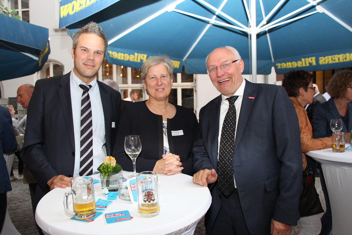Christian Bednorz (Volksbank), Andrea Wiencke (Allianz für die Region GmbH), Hauptgeschäftsführer Eckhard Sudmeyer (v.l.) Christian Bednorz (Volksbank), Andrea Wiencke (Allianz für die Region GmbH), Hauptgeschäftsführer Eckhard Sudmeyer (v.l.)