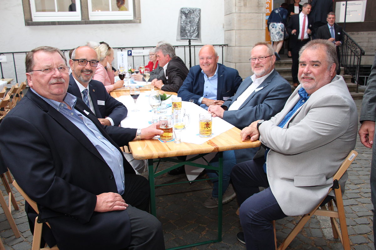 Hans-Günther Beyerstedt, Obermeister Ingo Köther, Klaus-Martin Meier (Signal Iduna), Dieter Fritzenwanker, Obermeister Frank Dornemann (v.l.) Schornsteinfeger mit Klaus-Martin Meier (Signal Iduna)