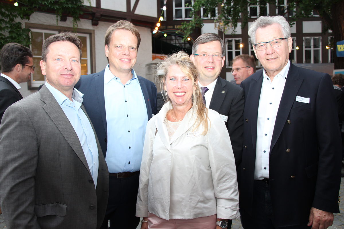Oliver Syring (Allianz für die Region GmbH), MdL Christoph Bratmann, MdL Annette Schütze, Landesbischof Christoph Meyns, Kurt Gliwitzky (v.l.) Politik und Kirche auf einem Bild.