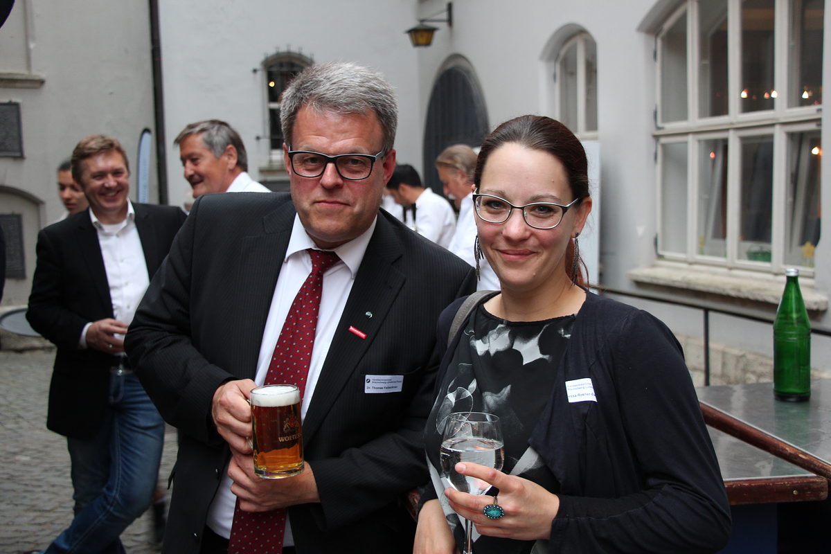 Dr. Thomas Felleckner und Vanessa Rosner-Ewald (Vorstandsmitglied) Dr. Thomas Felleckner und Vanessa Rosner-Ewald (Vorstandsmitglied)