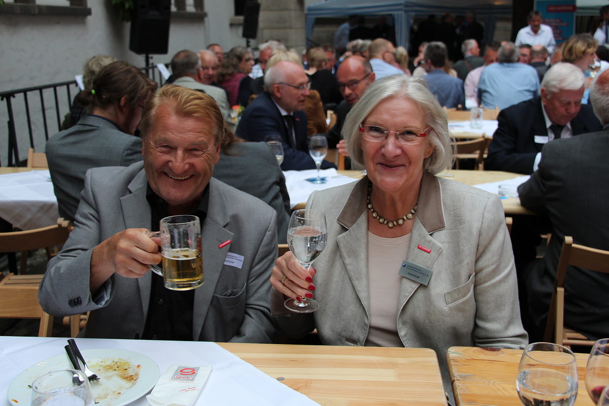 Kreishandwerksmeister Gerhard Kunze und Vizepräsidentin Heidi Kluth. Kreishandwerksmeister Gerhard Kunze und Vizepräsidentin Heidi Kluth.