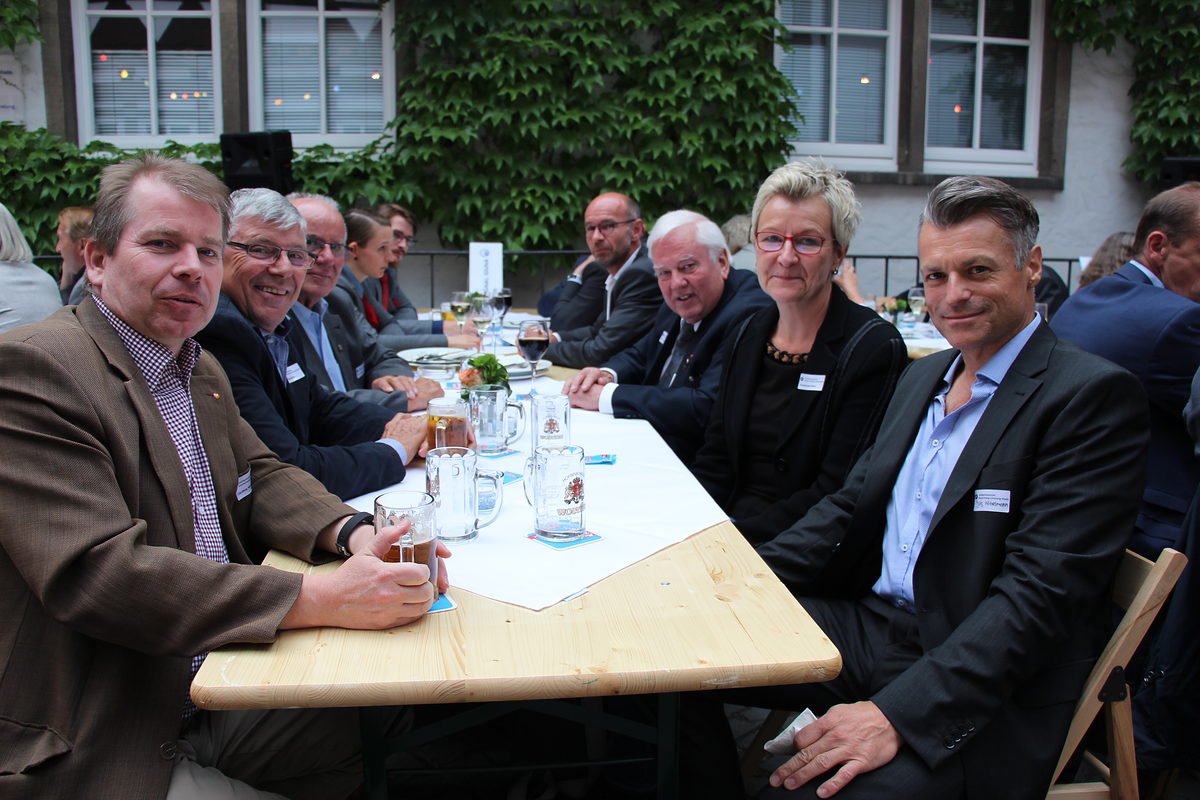 Claudius Nitschke (Kreishandwerkerschaft Helmstedt-Wolfsburg), Ehrenobermeister Wolfgang Henke, Kurt Bartsch, Heinz Bottke, Heidelinde Klimm (BBS Helmstedt) Jörg Höbelmann (BBS Helmstedt) (v.l.) Helmstedter Handwerker mit Vertretern der Berufsschule Helmstedt