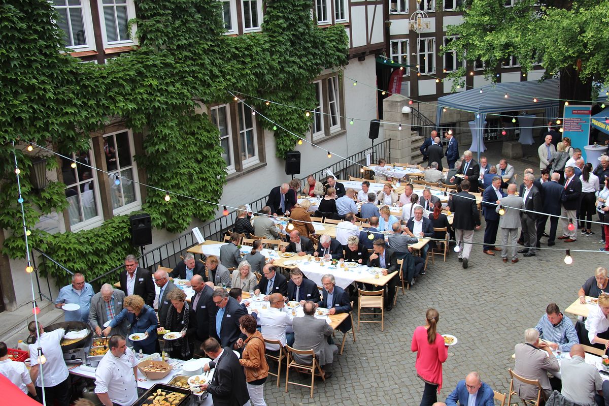 Gut gefüllt: rund 200 Gäste sind der Einladung zum traditionellen Sommerfest unterm Ginkgobaum gefolgt. Eindruck vom Ginkgofest von oben.