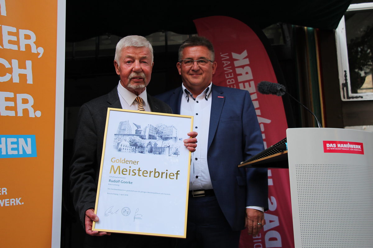 Meisterhaft: Für sein 50-jähriges Meisterjubiläum bekam Rudolf Goerke den Goldenen Meisterbrief. Den Goldenen Meisterbrief an Rudolf Goerke übergab Detlef Bade