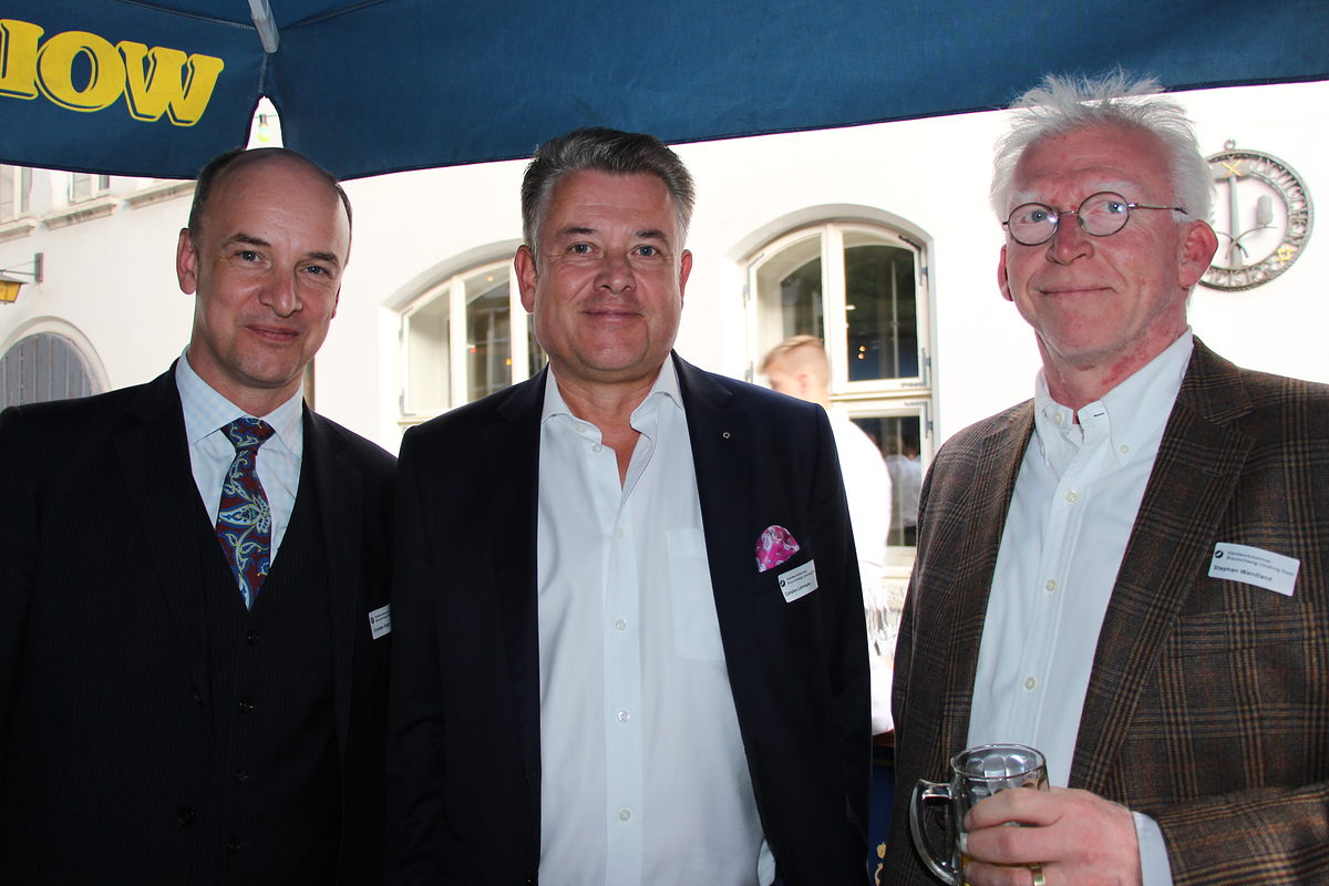 Finanzdezernent Christian Geiger, Carsten Lehmann (Arge baugewerkliche Innungen), Obermeister Stephan Wendland (v.l.) Finanzdezernent Christian Geiger, Carsten Lehmann (Arge baugewerkliche Innungen), Obermeister Stephan Wendland (v.l.)