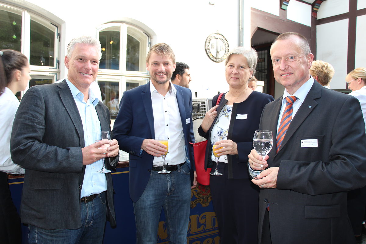 Thomas Kausch, MdL Stefan Klein, Andrea Wiencke (Allianz für die Region GmbH), Steffen Krollmann (Volksbank Braunschweig-Wolfsburg) (v.l.) Thomas Kausch, MdL Stefan Klein, Andrea Wiencke (Allianz für die Region GmbH), Steffen Krollmann (Volksbank ) (v.l.)
