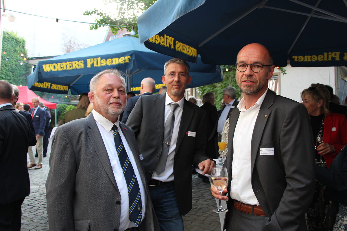 Peter Dembowski (Vorstandsmitglied), Rüdiger Lemm (Vorstandsmitglied) und Martin Bauermeister (Kreishandwerksmeister) (v.l.) Peter Dembowski (Vorstandsmitglied), Rüdiger Lemm (Vorstandsmitglied) und Martin Bauermeister (Kreishandwerksmeister) (v.l.)