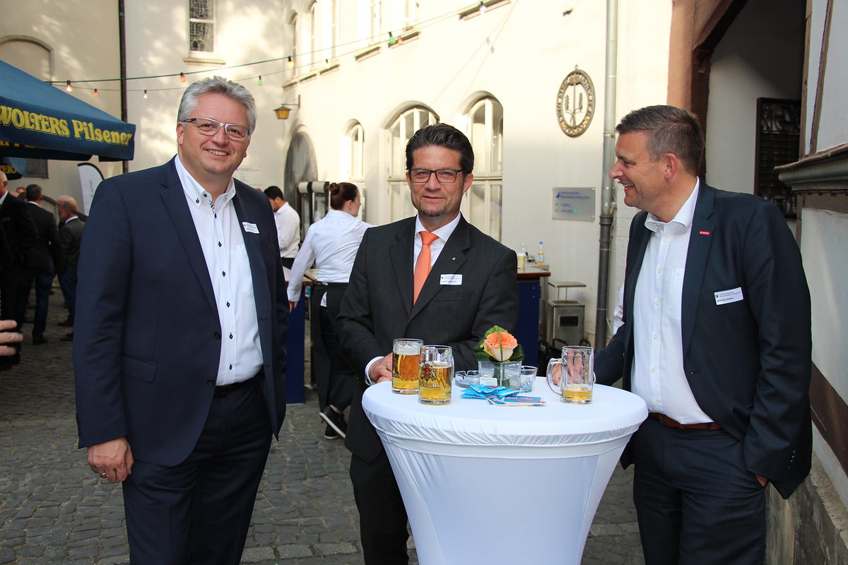 Stephan Lemke (Stadthalle Braunschweig), Carsten Ueberschär (Voksbank Braunschweig-Wolfsburg) und Matthias Steffen (v.l.) Stephan Lemke (Stadthalle), Carsten Ueberschär (Voksbank Braunschweig-Wolfsburg) und Matthias Steffen (v.l.)