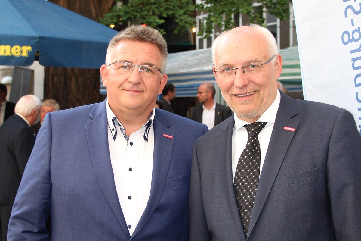 Nehmen die Gäste in Empfang: Kammerpräsident Detlef Bade (l.) und Eckhard Sudmeyer (r.). Kammerpräsident Detlef Bade (l.) und Eckhard Sudmeyer (r.).