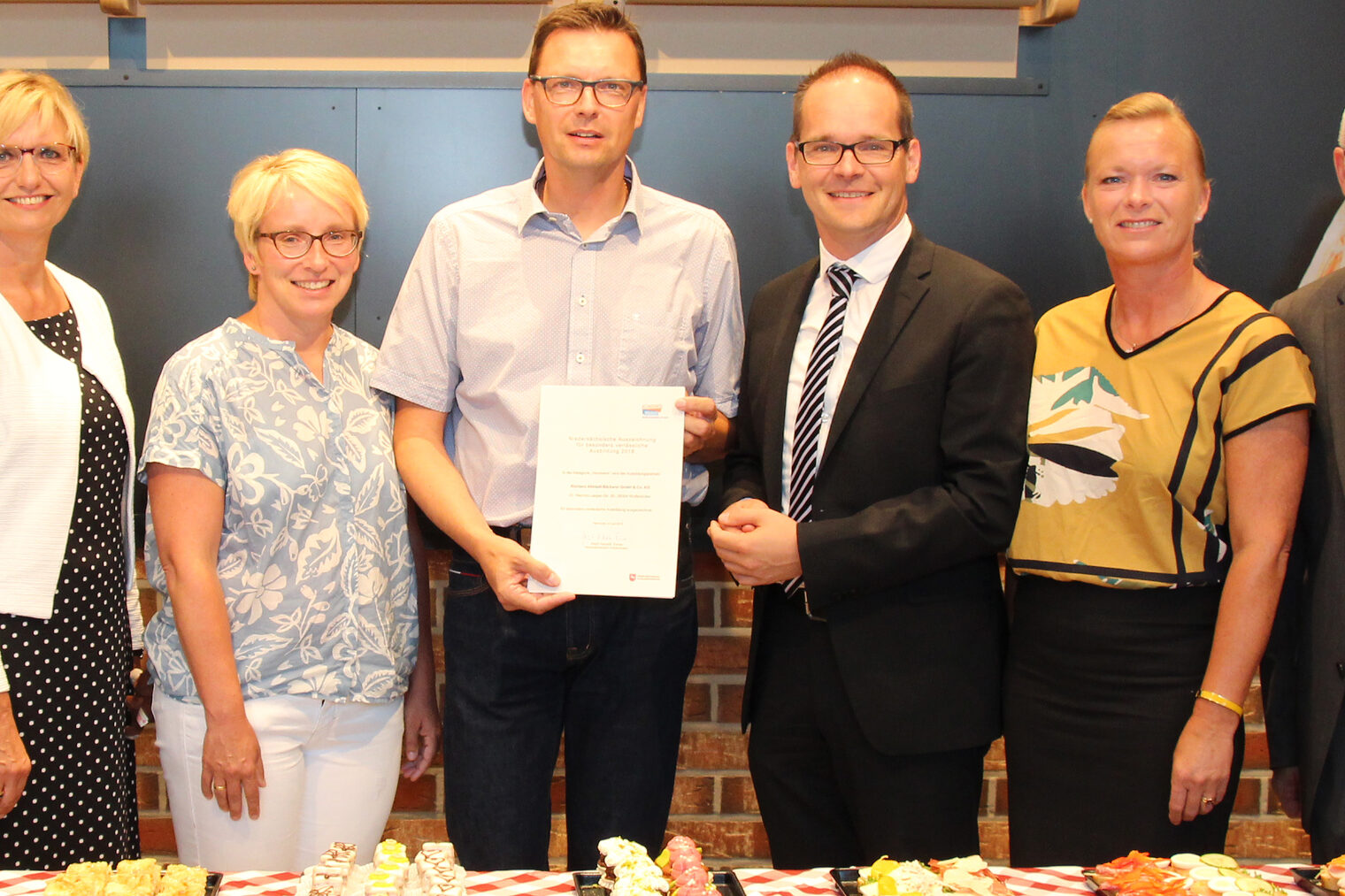 Altstadtbäckerei Richter bekommt Auszeichnung über Besonders verlässliche Ausbildung.