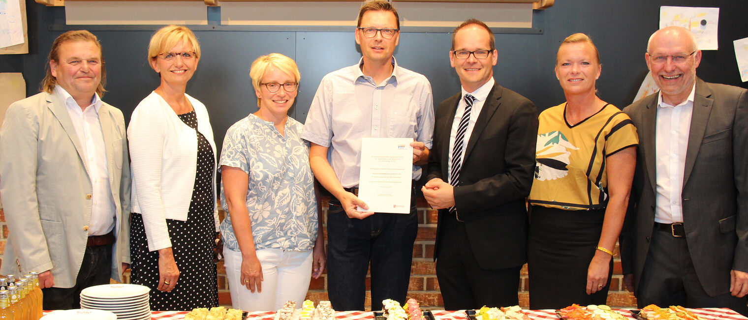Altstadtbäckerei Richter bekommt Auszeichnung über Besonders verlässliche Ausbildung.