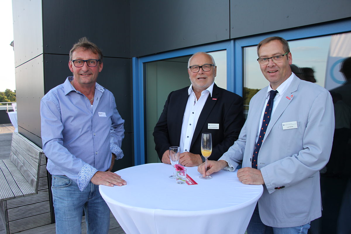 Ralf Behrens, Obermeister Maler- und Lackiererinnung Stade, Helmut Bardenhagen, Vorstand HWK, und Lutz Scholz, Vizepräsident HWK Ralf Behrens, Obermeister Maler- und Lackiererinnung Stade, Helmut Bardenhagen, Vorstand HWK, und Lutz Scholz, Vizepräsident HWK Schlagwort(e): 2018, Sommerfest in Stade, TZH Stade