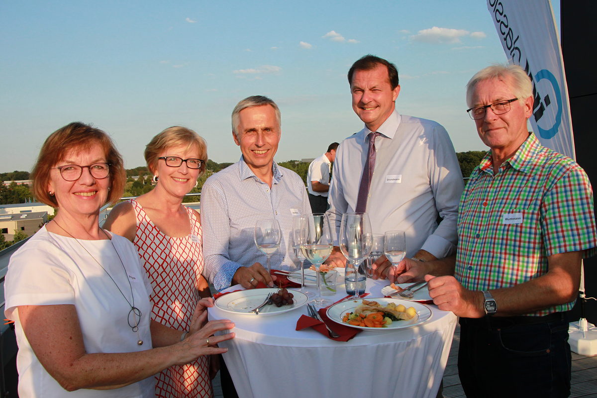 Birgit Pergande, Hansestadt Stade, Ulrike Müller-Kaminsky, Unternehmerfrauen Stade, Manfred Kaminsky, Vizepräsident a.D. HWK, Oliver Grundmann, CDU-Bundestagsabgeordneter, Hans-Georg Wurthmann, Vizepräsident a.D. HWK Birgit Pergande, Hansestadt Stade, Ulrike Müller-Kaminsky, Unternehmerfrauen Stade, Manfred Kaminsky, Vizepräsident a.D. HWK, Oliver Grundmann, CDU-Bundestagsabgeordneter, Hans-Georg Wurthmann, Vizepräsident a.D. HWK Schlagwort(e): 2018, Sommerfest in Stade, TZH Stade