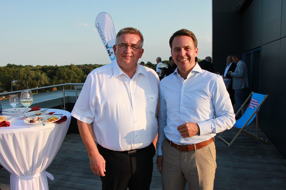 Detlef Bade, Präsident HWK, und Dr. Olaf Krüger, Wachstumsinitiative Süderelbe AG Detlef Bade, Präsident HWK, und Dr. Olaf Krüger, Wachstumsinitiative Süderelbe AG Schlagwort(e): 2018, Sommerfest in Stade, TZH Stade