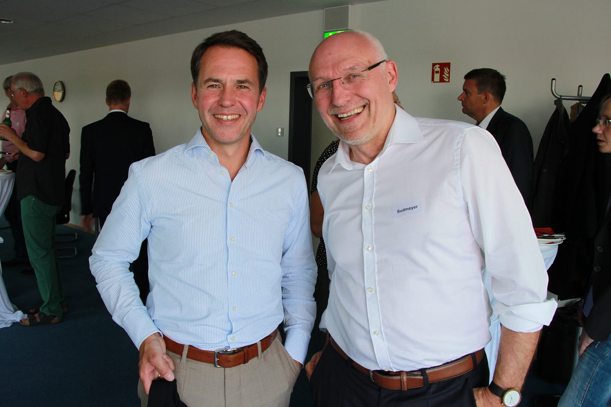 Dr. Olaf Krüger, Wachstumsinitiative Süderelbe AG, und Eckhard Sudmeyer, HGF HWK Dr. Olaf Krüger, Wachstumsinitiative Süderelbe AG, und Eckhard Sudmeyer, HGF HWK Schlagwort(e): 2018, Sommerfest in Stade, TZH Stade