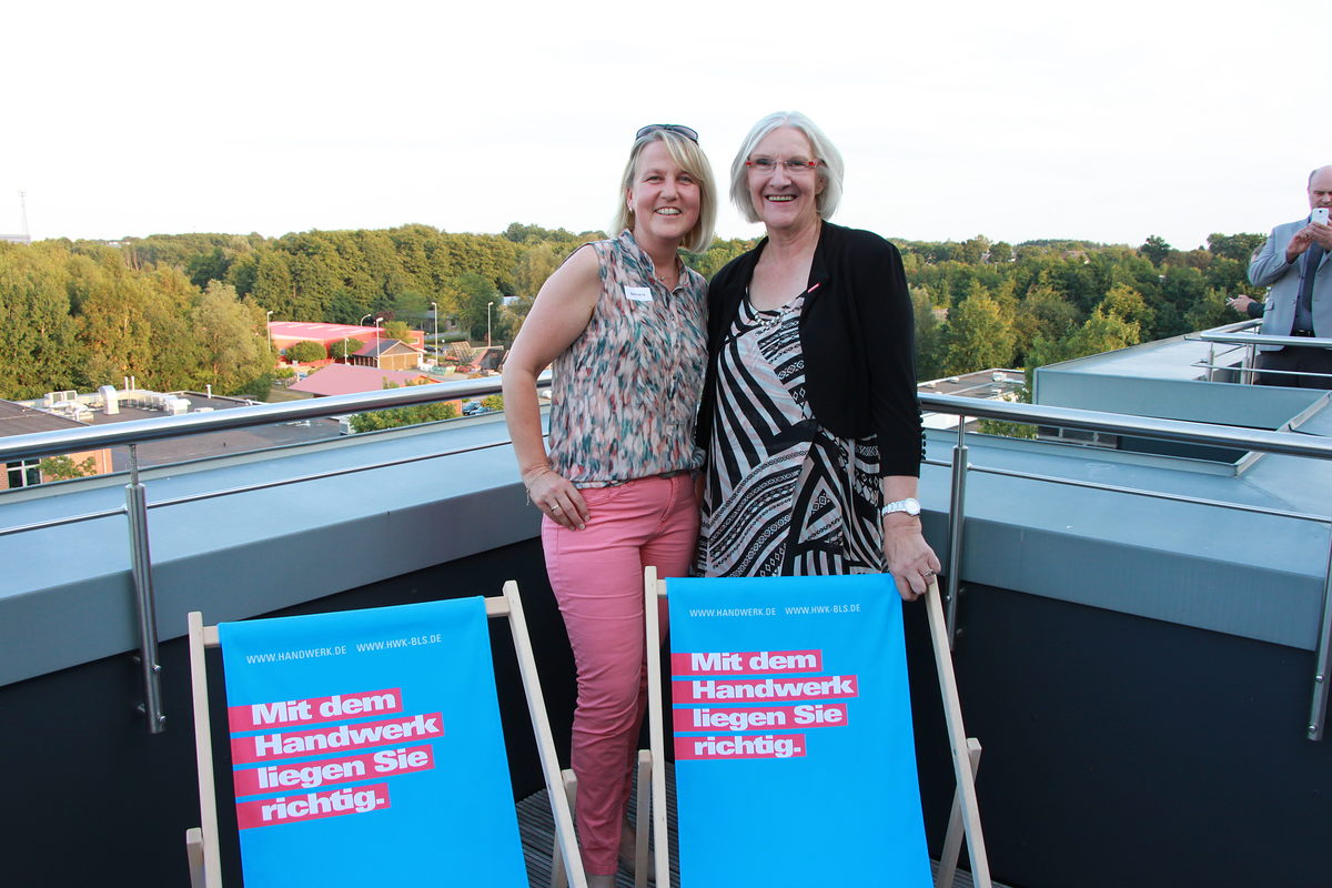 Silvia Behrens, Unternehmerfrauen Rotenburg, Heidi Kluth, Vizepräsidentin HWK Silvia Behrens, Unternehmerfrauen Rotenburg, Heidi Kluth, Vizepräsidentin HWK Schlagwort(e): 2018, Sommerfest in Stade, TZH Stade