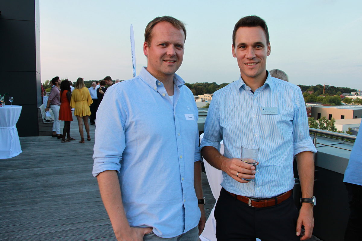 Timo Kruse, Volksbank Stade-Cuxhaven, und Matthias Reichert, Abteilungsleiter HWK Timo Kruse, Volksbank Stade-Cuxhaven, und Matthias Reichert, Abteilungsleiter HWK Schlagwort(e): 2018, Sommerfest in Stade, TZH Stade