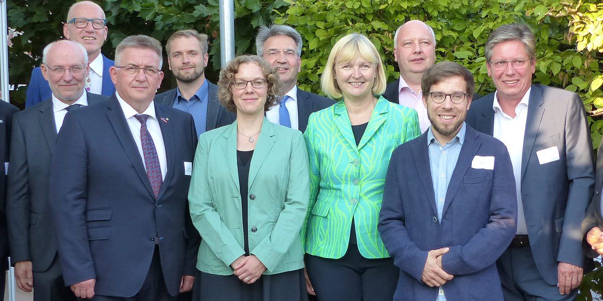 Parlamentarier und Vorsitzende der veranstaltenden Institutionen. Die Parlamentarier und die Vorsitzenden der veranstaltenden Institutionen.