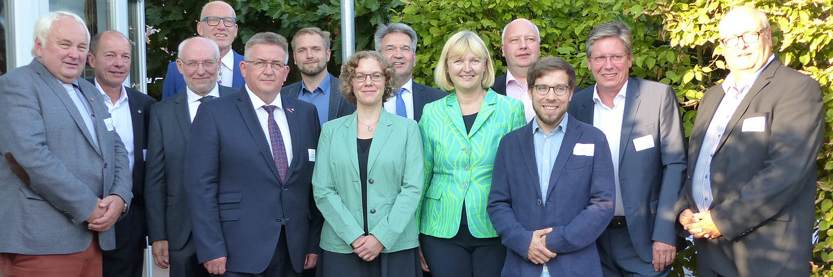 Parlamentarier und Vorsitzende der veranstaltenden Institutionen. Die Parlamentarier und die Vorsitzenden der veranstaltenden Institutionen.