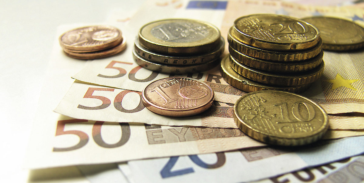 Mehrere Euro-Münzen und Geldscheine