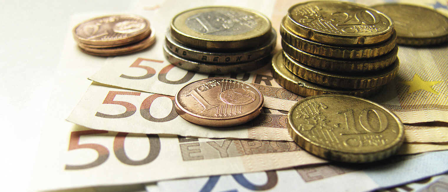 Mehrere Euro-Münzen und Geldscheine