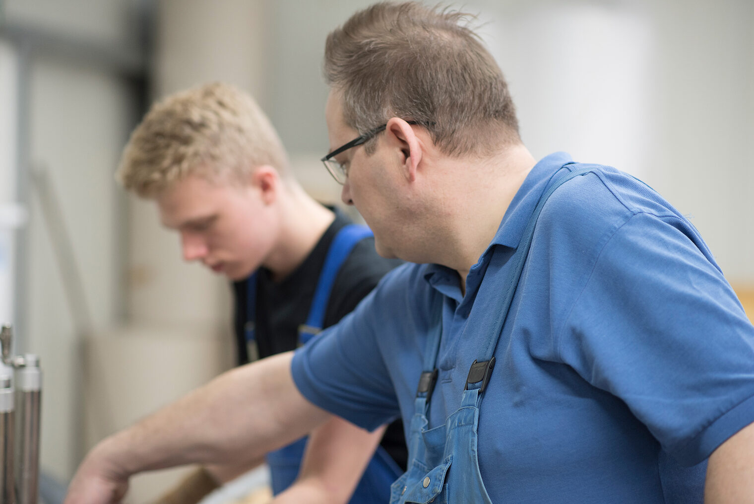 Ausbildungsmeister und Lehrling in der Werkstatt