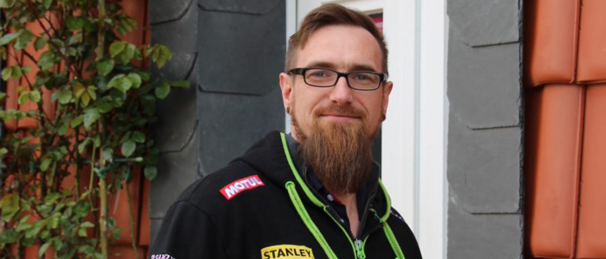 Daniel Schulze vor seinem Büro in Salzgitter-Thiede. Daniel Schulze vor seinem Büro in Salzgitter-Thiede.