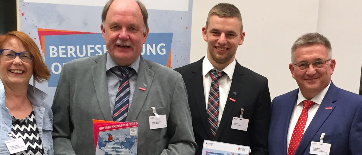 Übergabe des Unternehmenspreises an Elektro Hartmann aus Adendorf. Mobilitätsberaterin Martina Sommer (v.links) mit Klaus Hartmann, Brian Dau und Kammerpräsident Detlef Bade.