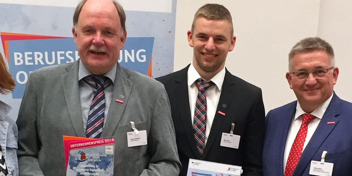 Übergabe des Unternehmenspreises an Elektro Hartmann aus Adendorf. Mobilitätsberaterin Martina Sommer (v.links) mit Klaus Hartmann, Brian Dau und Kammerpräsident Detlef Bade.