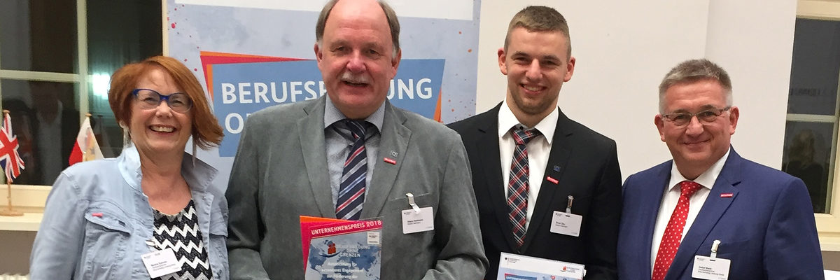 Übergabe des Unternehmenspreises an Elektro Hartmann aus Adendorf. Mobilitätsberaterin Martina Sommer (v.links) mit Klaus Hartmann, Brian Dau und Kammerpräsident Detlef Bade.
