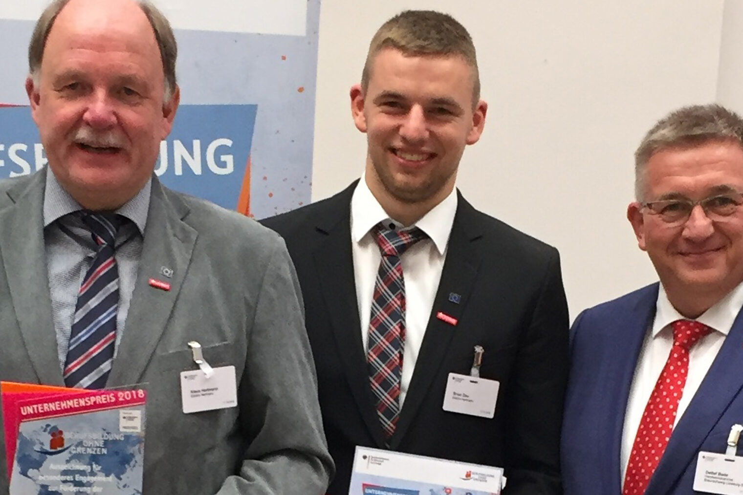 Übergabe des Unternehmenspreises an Elektro Hartmann aus Adendorf. Mobilitätsberaterin Martina Sommer (v.links) mit Klaus Hartmann, Brian Dau und Kammerpräsident Detlef Bade.