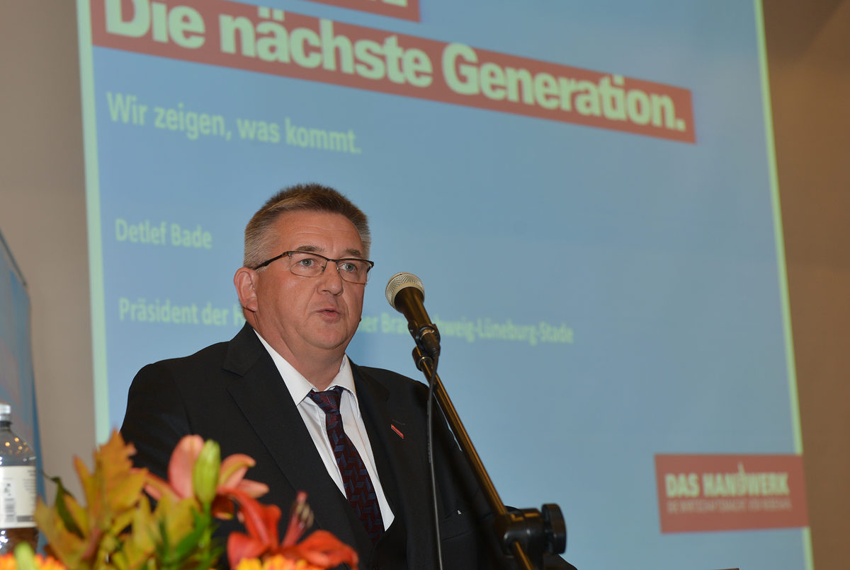 Kammerpräsident Detlef Bade beglückwünschte die Sieger. Kammerpräsident Detlef Bade beglückwünschte die Sieger.