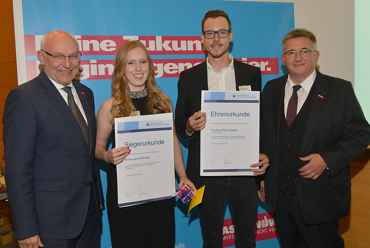 Anna-Lena Hampe aus Wendeburg ist die beste Zahntechnikerin im Kammerbezirk.Sie hat Ihre Ausbildung bei der Techno Dent GmbH in Braunschweig absolviert. Anna-Lena Hampe aus Wendeburg ist die beste Zahntechnikerin im Kammerbezirk.Sie hat ihre Ausbildung bei der Techno Dent GmbH in Braunschweig absolviert.