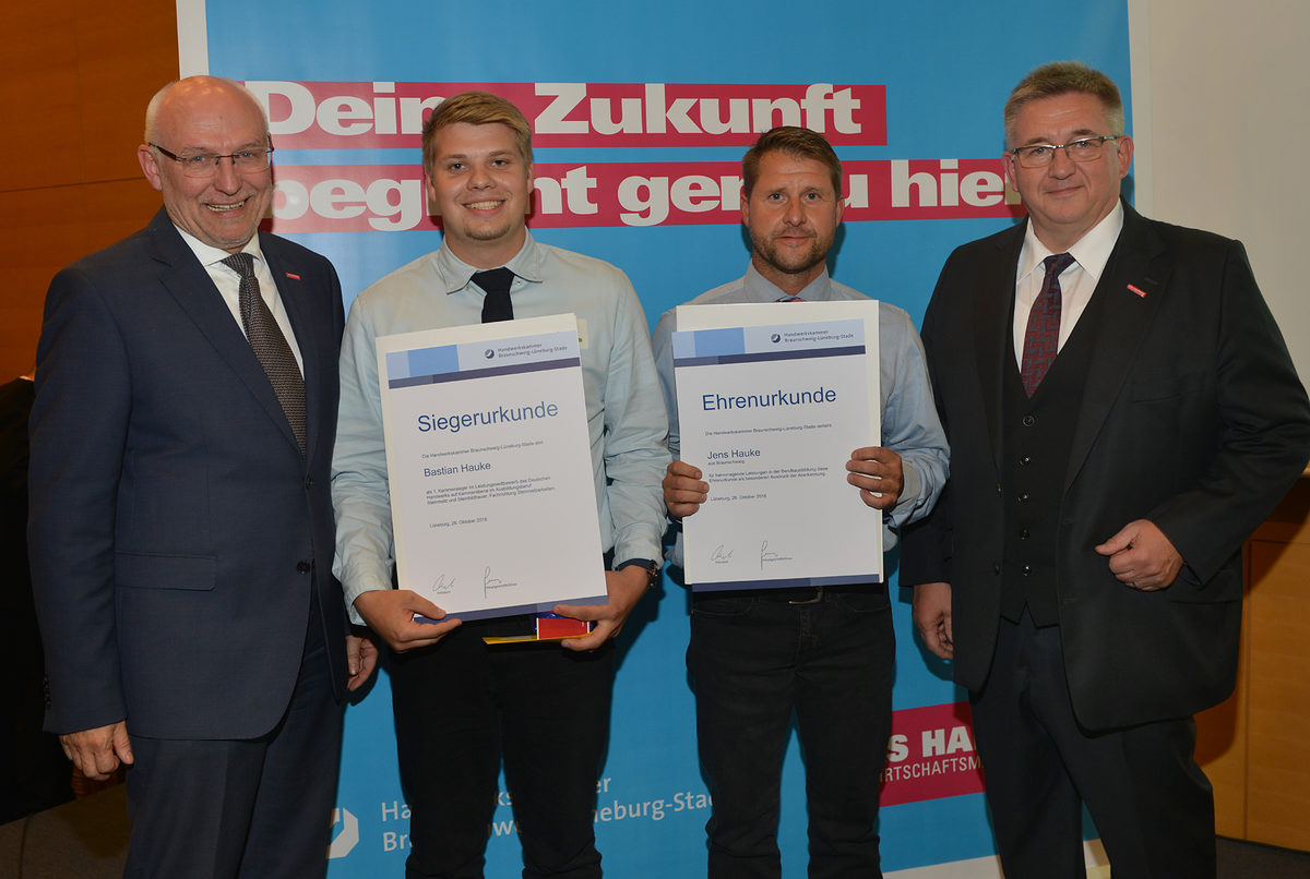 Bastian Hauke aus Braunschweig ist der beste Steinmetz und Steinbildhauer im Kammerbezirk. Er hat seine Ausbildung bei Jens Hauke in Braunschweig absolviert. Bastian Hauke aus Braunschweig ist der beste Steinmetz und Steinbildhauer im Kammerbezirk. Er hat seine Ausbildung bei Jens Hauke in Braunschweig absolviert.