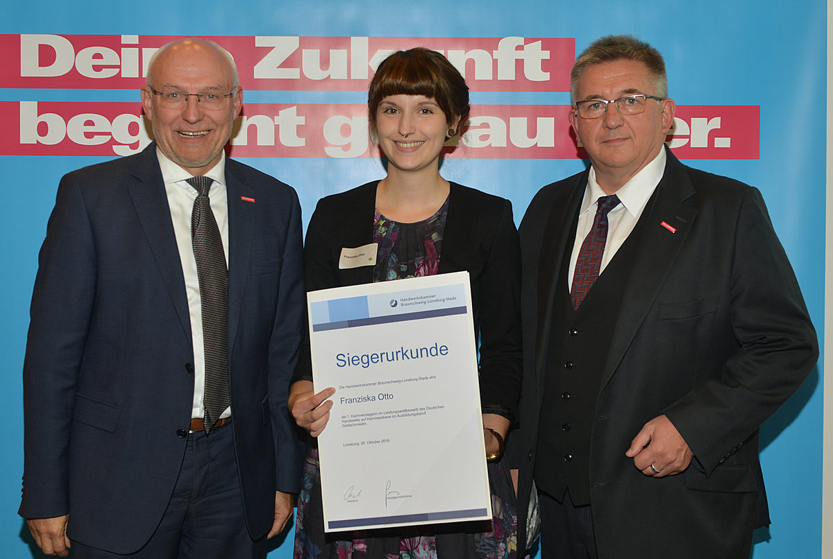 Franziska Otto aus Ulm ist die beste Goldschmiedin im Kammerbezirk. Sie hat ihre Ausbildung bei Gerda Schnalke, Lutz Schnalke und Stephan Weiß in Braunschweig absolviert. Franziska Otto aus Ulm ist die beste Goldschmiedin im Kammerbezirk. Sie hat ihre Ausbildung bei Gerda Schnalke, Lutz Schnalke und Stephan Weiß in Braunschweig absolviert.