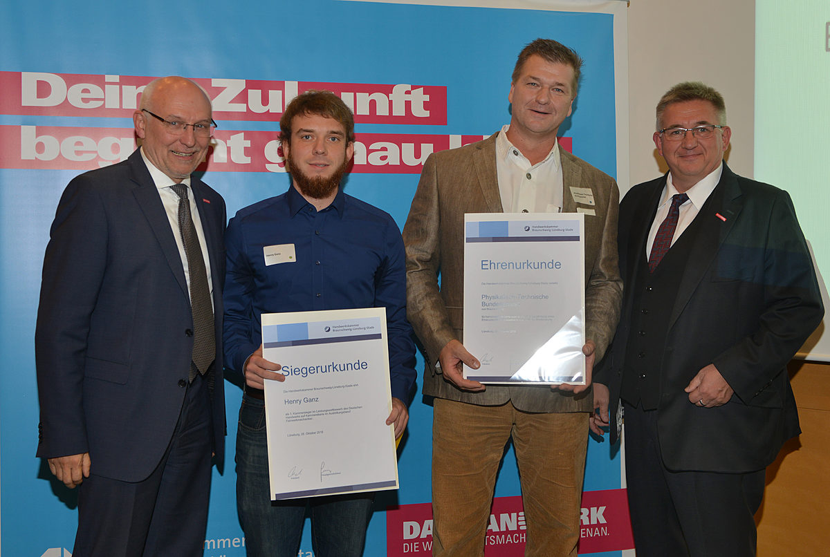 Henry Ganz aus Wesendorf ist der beste Feinwerkmechaniker im Kammerbezirk. Er hat seine Ausbildung bei der Physikalisch-Technischen Bundesanstalt in Braunschweig absolviert. Henry Ganz aus Wesendorf ist der beste Feinwerkmechaniker im Kammerbezirk. Er hat seine Ausbildung bei der Physikalisch-Technischen Bundesanstalt in Braunschweig absolviert.