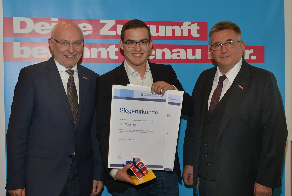 Tim Tschirpig aus Salzgitter ist der beste Maurer im Kammerbezirk. Er hat seine Ausbildung bei der Kienemann Bau und Beteiligungsgesellschaft mbH in Braunschweig absolviert. Tim Tschirpig aus Salzgitter ist der beste Maurer im Kammerbezirk. Er hat seine Ausbildung bei der Kienemann Bau und Beteiligungsgesellschaft mbH in Braunschweig absolviert.